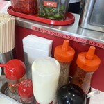 なぎちゃんラーメン - 調味料、お漬物と充実してます！