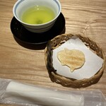 紀の善 神楽坂 - お茶、お手拭き、小さなお煎餅