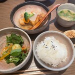 あれこれ - サラダは食べかけで撮ったので少なく写っています。お味噌汁がとても沁みました。白米も美味しいお米です。