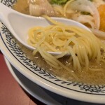 丸源ラーメン - 麺はおなじみの細麺