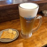 オモウツボ - 料理写真:生ビールとお通しのクラッカー