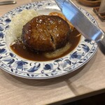 重亭 - 少し切っただけで肉汁ジュワー