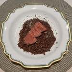 Cave des ARTIVEURS  - 料理写真:黒和牛の ローストビーフ　赤ワインリゾット
大阪コリアタウンの老舗肉店から仕入れた国産黒和牛100%を使った自家製の ローストビーフです。
スペイン産バレンシア米を使い、直輸入赤ワインを贅沢に使った赤ワインリゾットです。