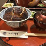 炭焼うな富士 - 上うな丼。鰻と酒粕を和え、お漬物、蛤のお吸い物付き。