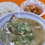 金龍ラーメン - ご飯とキムチお替わり自由