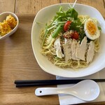 就労支援カフェ オーディナリー - 夏期限定のサラダ冷し麺（550円）
