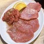 焼肉 はっち - 上タン塩、タン塩、タンの切り落とし