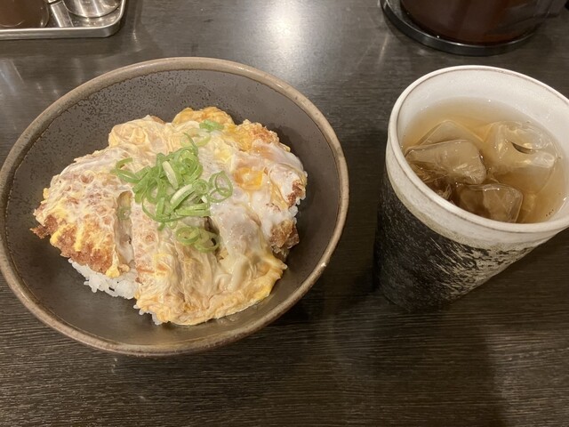 カツ丼 とんかつ専⾨店「かつや」にて『赤辛カツ丼』『カレーカツ丼』が