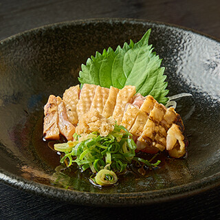 お肉屋さん直送の新鮮地鶏を使用した「赤どりもものたたき」