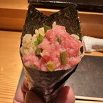 鮨処 春日 - マグロと行事ニンニクの手巻き寿司