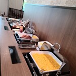 ホテルルートイン - 料理写真:角を曲がったところにも鮭、サラダバー、オニオンリング、味噌汁、ご飯などが続きます。パンも各種あります