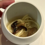 ウシマル - ・千葉県産 チチタケとスッポン出汁のパスタ