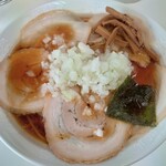 みんみんラーメン 本店 - バラチャーシューメン大､玉ねぎ多め。少しアップ。