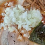 みんみんラーメン - 玉ねぎ､アップ。手切りと機械切りの２種の玉ねぎが確認出来る。