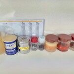 みんみんラーメン - 卓上の調味料､右から魚粉､豆板醤､おろしニンニク､醤油､ごま塩､ﾌﾞﾗｯｸﾍﾟｯﾊﾟｰ､ﾎﾜｲﾄﾍﾟｯﾊﾟｰ､酢｡