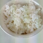 みんみんラーメン - 半ライス､ご飯の感じ。お茶碗に深さがあり､見た目以上に量はある。