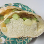 花留果家 - ふわふわしたミルクパン生地に枝豆とチーズを包んだパンです。

