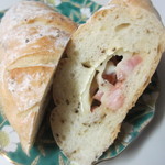 花留果家 - ソフトフランスパンの生地にベーコンとカマンベールチーズをたっぷり練りこんだパンです。
