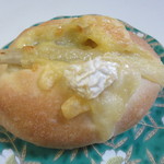花留果家 - チーズとごぼうのパン１５０円。

