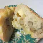 花留果家 - これもソフトフランスパンの生地にゴロゴロごぼうを挟みとろりチーズをトッピングして焼き上げたパンです。

