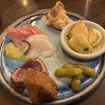 釀造科 oryzae - ●枝豆水キムチ、いぶりがっこポテサラ、桃とモッツァレラコンブチャカプレーゼ、金目鯛とタコの麹レモンカルパッチョ、鰹のレアカツいぶりがっこ生姜ソースを、ワンプレートで