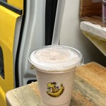 まがりDEバナナ - ドリンク写真:バナナジュース（M）inイチゴシロップ