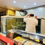 入船壽司 兩替町店 - 從水槽中捕獲竹荚魚
