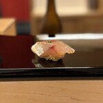 鮨 土方 - アジ。見た目のセンスは1番好きです。素晴らしいバランス。