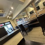 キッチン兆 - 店内(真ん中から入り口)