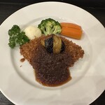 キッチン兆 - メンチカツ110g(上にあるのは茄子)、パセリ、マッシュポテト、ブロッコリー、にんじんのグラッセ