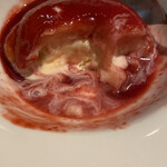 Decoller - 桃の中にバニラアイス。外側はベリーソース。