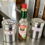 富士見そば - 味変部隊　なぜかタバスコ（チーズそば用らしい）