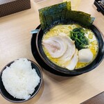 たくみ家 - 料理写真:「醤油ラーメン」890円税込み♫、「スペシャルクーポン たくみトッピング」クーポン利用で無料♫ 「ライス（おかわり自由）」220円税込み♫
