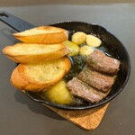 肉飾 やま田 - 牛肉アヒージョ