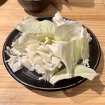 もつ焼き しげ吉 - お通しキャベツお代わり
