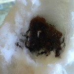 風地蔵 - 練乳を食べ進むと、小豆に当たります。