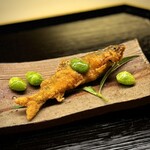 道人 - 琵琶湖の鮎。
      おかき揚げなんて、珍しいかも。
      カリッ、からのフワッが楽しい♪蓼ソースの濃厚さを衣が受け止めるので、バランス良きです。