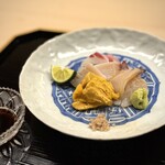 道人 - お造りも盤石！
      真鯛、本ミル、鮑、そして赤雲丹♪
      どれも素敵だけど、鮑！あんなに、サクリと歯切れのいい仕立ては初めて。