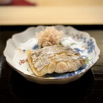 道人 - ドラゴン太刀魚。
      焼物も当然、隙なしの美味しさ！
      太刀魚、ふっかふかです♪