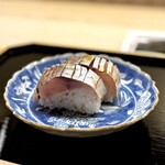 道人 - 鬼鯵の棒寿司！
      こりゃあ、反則（笑）
      鯵は肉厚で、弾力も旨味もしっかり。めちゃめちゃ美味しい♪