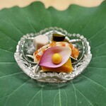 道人 - 大きな蓮の葉に乗せて、お料理自体がお花のようなプレゼンテーション。
            冷たい炊合せのようなお皿ですが、こういうシンプルなお料理の奥深さが、道人さんはたまらない(^^)
            「くりゆたか」南瓜が最高です。