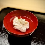 道人 - この日も、やっぱり神がかっているお椀。
            椀種は、アコウと焼き茄子。
            吸い地が、インパクトと透明感のバランスが絶妙なんですよね。天才です（笑）
            毎度、「ああ、来られてよかった」と実感させてくれるお椀。