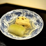 道人 - そう、こういうの。
      最高なんですよね。
      真薯と冬瓜のシンプルな炊合せながら、食感とか優しい風味とか、とても心地良く着地させてくれます。