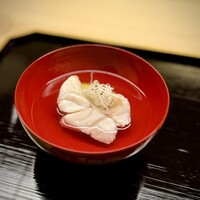 道人 - この日も、やっぱり神がかっているお椀。
                    椀種は、アコウと焼き茄子。
                    吸い地が、インパクトと透明感のバランスが絶妙なんですよね。天才です（笑）
                    毎度、「ああ、来られてよかった」と実感させてくれるお椀。