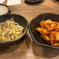 炭火焼肉ホルモン うしごろ 中目黒店 - もやしナムルと白菜キムチ
