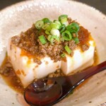 気仙沼 牛たん藤 - お通し(豆腐ユッケそぼろかけ)アップ