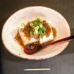 気仙沼 牛たん藤 - お通し(豆腐ユッケそぼろかけ)