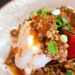 気仙沼 牛たん藤 - お通し(豆腐ユッケそぼろかけ)リフト