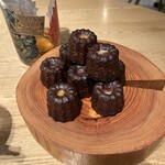 NeMo - 取り分ける前のカヌレ