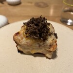 NeMo - 雲丹（黒トリュフの下に隠れています。チーズのかかったパンの間には海老が挟まっています。）